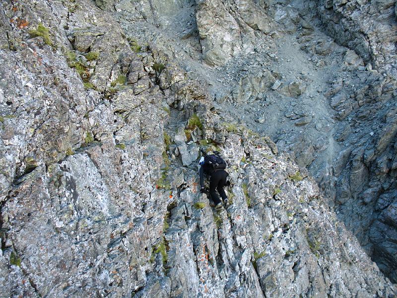 20080810_platta_michi 010.jpg - Vom Schotter in den Fels - ein ganz kleines Bisschen ausgesetzt.